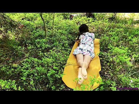 ❤️ Stranger on Tinder Masturbates My Pussy and Fucks Passionately in the woods (En främling på Tinder onanerar min fitta och knullar passionerat i skogen) Fucking at us ﹏