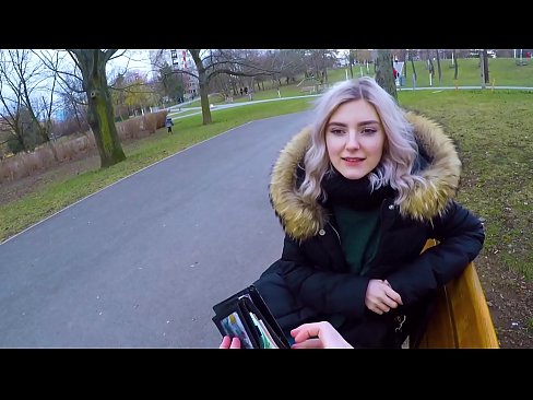 ❤️ Sväljer en främlings het sperma för pengar - avsugning i parken av Eva Elfie Fucking at us ﹏